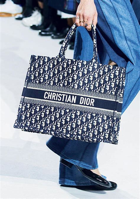 cabas dior pas cher|sac de caba Dior.